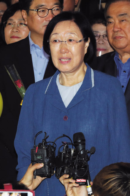 박근혜 전 대통령이 신년을 앞두고 오는 31일자로 특별사면·복권 및 석방이 된다고 정부가 24일 발표했다. 한명숙 전 국무총리도 같은날짜로 복권이 이뤄진다. 왼쪽 사진은 지난 7월 20일 서울구치소에 수감 중인 박근혜 전 대통령이 지병 치료차 입원하기 위해 서울 서초구 서울성모병원으로 들어서고 있는 모습이다. 오른쪽은 지난 2017년 8월 23일 한명숙 전 국무총리가 경기도 의정부시 고산동 의정부교도소에서 만기 출소하는 모습이다. [연합]