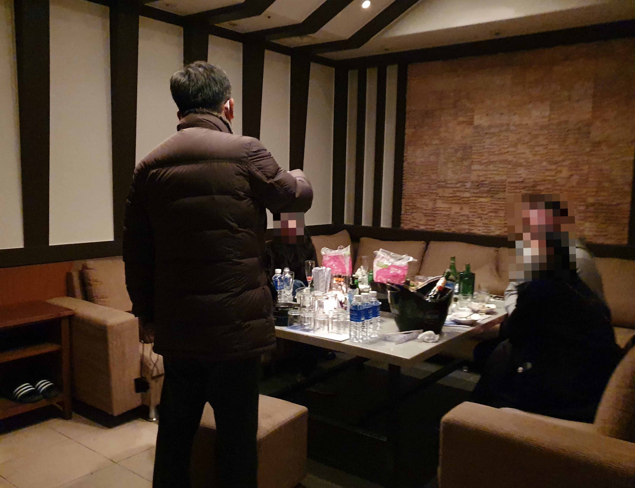 서울 수서경찰서가 지난 17일 오전 1시30분께 서울 강남구 역삼동의 한 건물 지하 1층에서 일반 음식점으로 등록하고 무허가 유흥주점 영업을 한 업소를 적발해 업주를 식품위생법(무허가 영업)·감염병예방법 위반 혐의로 입건했다고 밝혔다. 단속에 적발된 무허가 유흥주점. [수서경찰서 제공]