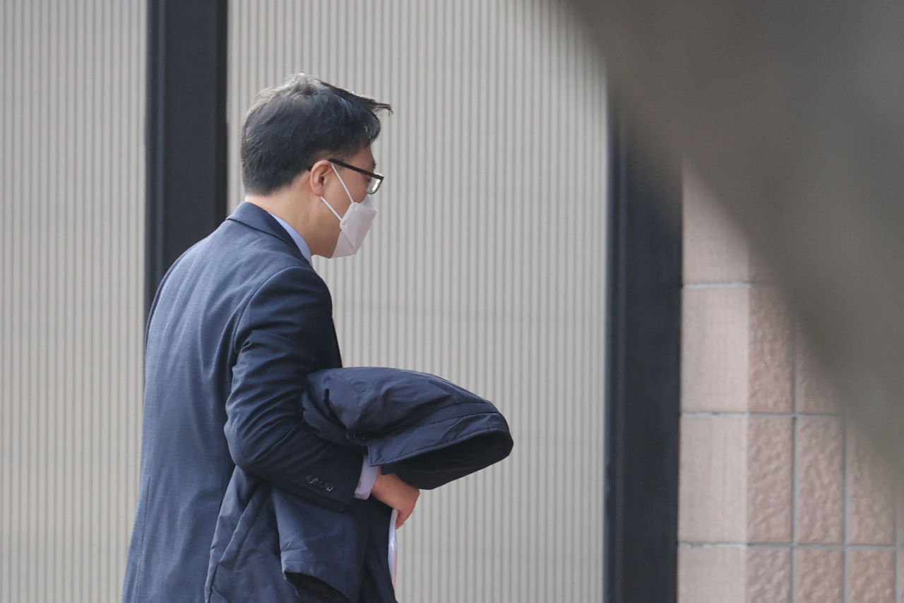 고위공직자범죄수사처의 통신 자료 조회 논란이 확산하는 가운데 김진욱 공수처장이 지난 23일 오전 정부과천청사 공수처로 출근하고 있다. [연합]