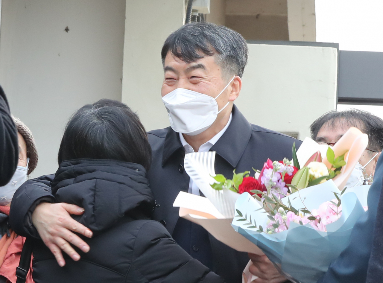 내란 선동죄로 대전교도소에 수감 중인 이석기 전 통합진보당 의원이 만기출소를 1년 반 정도 앞두고 가석방됐다. 이석기 전 통진당 의원이 24일 오전 대전교도소에서 석방된 후 지지자들과 인사하고 있다. [연합]