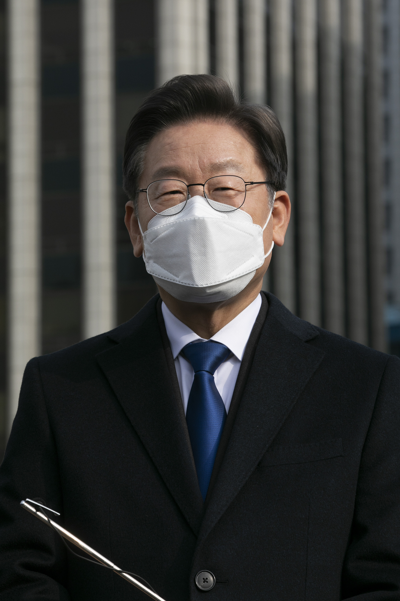 더불어민주당 이재명 대선후보가 지난 23일 서울 중구 달개비 식당에서 이낙연 전 대표와 오찬회동을 마친 뒤 회동결과를 발표하고 있다. [연합]