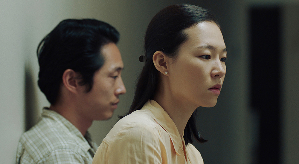 영화 ‘미나리’ 스틸컷. 남편의 사업 시도로 경제적 위기에 봉착한 한 미국 이민 가정의 이야기를 담았다. 배우 스티븐 연(왼쪽)과 한예리가 부부로 출연한다. 배 교수는 결혼생활과 관련해 ‘나를 끌리게 한 것, 그것이 없어져도 저 사람 옆에 남을 것인가’라고 물었다.