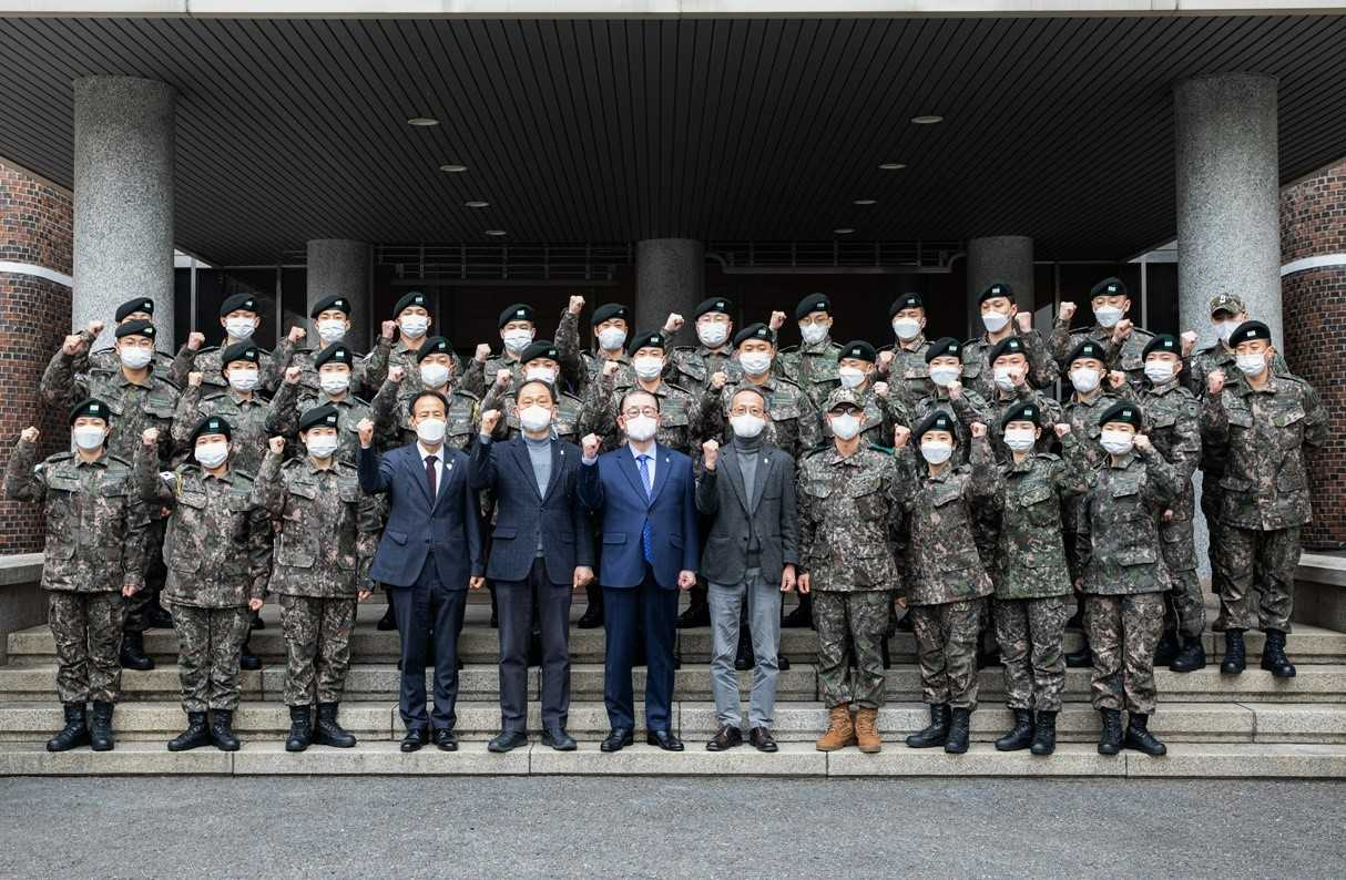 광주대학교 학생군사교육단이 지난 24일 학교 행정관에서 ‘2021년 동계입영 훈련’ 출정식을 가진 가운데 김혁종(가운데) 총장 등이 30명의 4학년 후보생과 기념 촬영을 하며 건승을 다짐했다.
