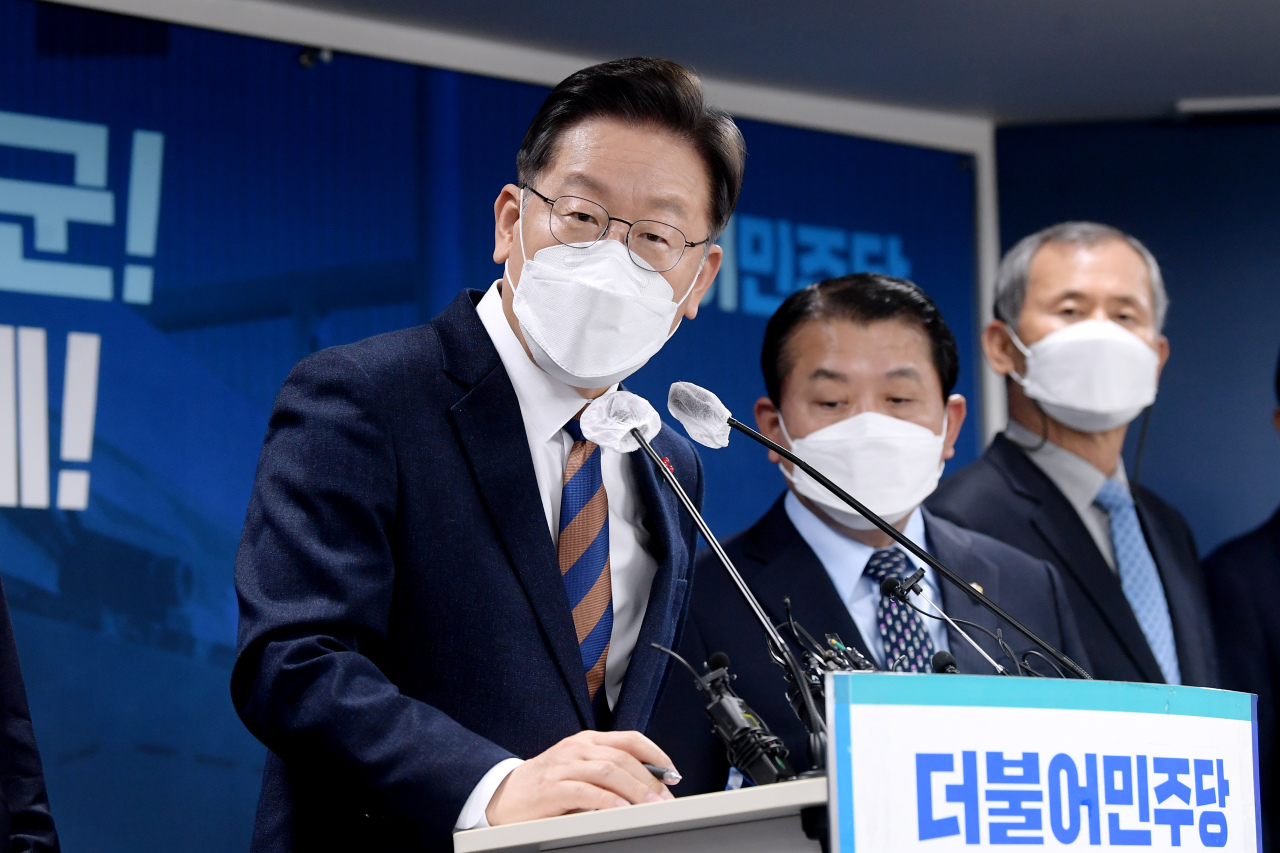 Lee Jae-myung, the presidential candidate of the ruling Democratic Party, speaks during a press conference in Seoul on Dec. 24. (Yonhap)