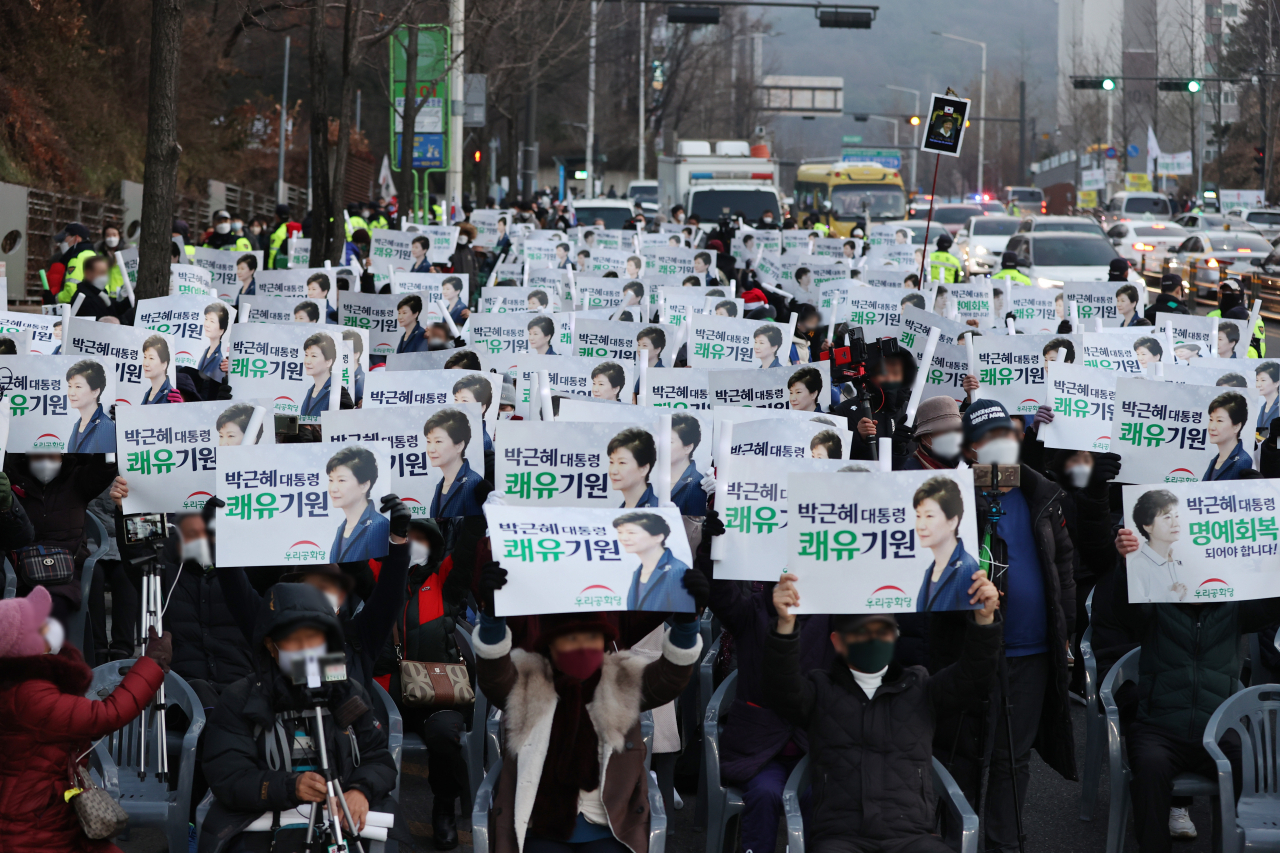 박근혜 전 대통령의 특별사면이 결정된 24일 박 전 대통령이 입원 중인 서울 강남구 일원동 삼성서울병원 앞에서 우리공화당원 등 보수단체 회원들이 박 전 대통령의 쾌유를 기원하며 집회를 하고 있다. 연합뉴스
