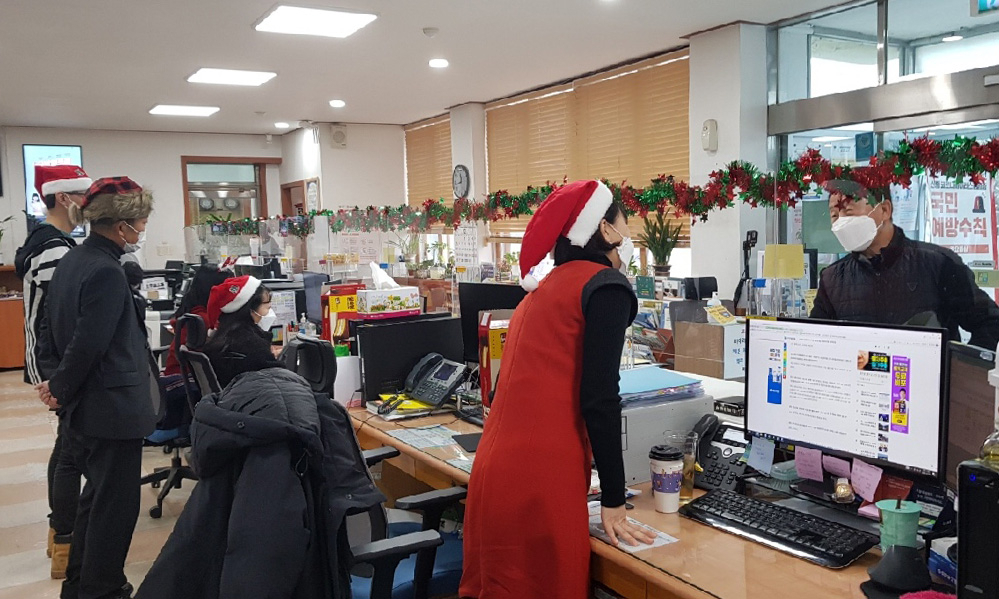 크리스마스이브인 24일 강원 철원군 김화읍사무소에서 산타 모자를 쓴 직원들이 민원인을 응대하고 있다. [연합]