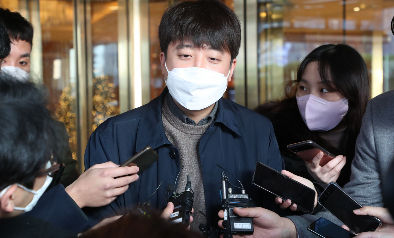 국민의힘 이준석 대표가 22일 서울 중구 롯데호텔에서 김종인 총괄선대위원장과 회동한 뒤 호텔을 나서며 취재진의 질문을 받고 있다. [연합]
