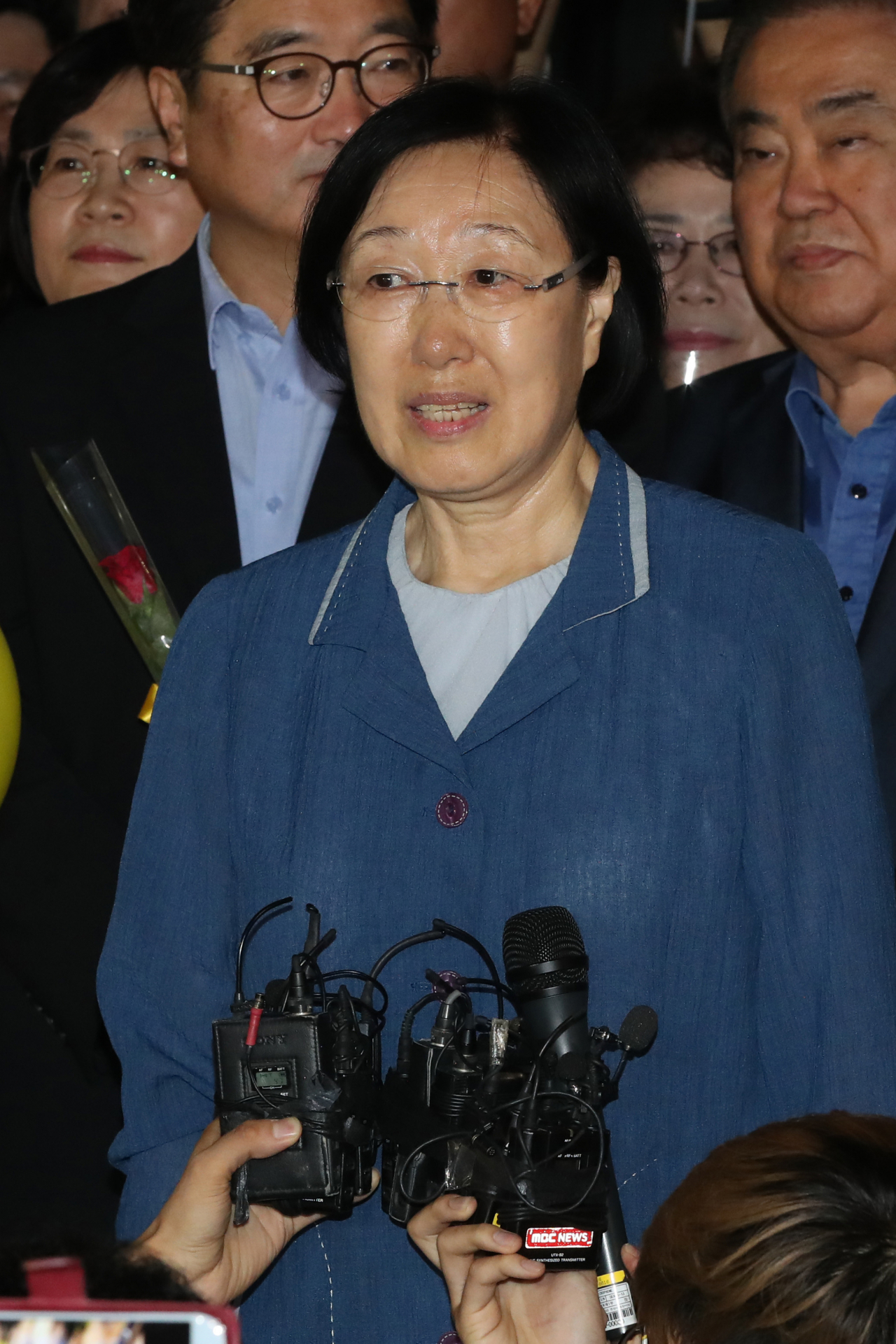 불법 정치자금 수수 혐의로 실형을 확정받고 만기 출소한 한명숙 전 국무총리가 복권됐다. 한 전 총리는 2007년 한만호 전 한신건영 대표에게서 불법 정치자금 9억여원을 받은 혐의로 재판에 넘겨져 2015년 대법원에서 징역 2년과 추징금 8억 8천3백여만원을 확정받았다. 그는 형을 복역하고 2017년 8월 만기 출소했다. 사진은 지난 2017년 8월 23일 한명숙 전 국무총리가 경기도 의정부시 고산동 의정부교도소에서 만기 출소하는 모습. [연합]