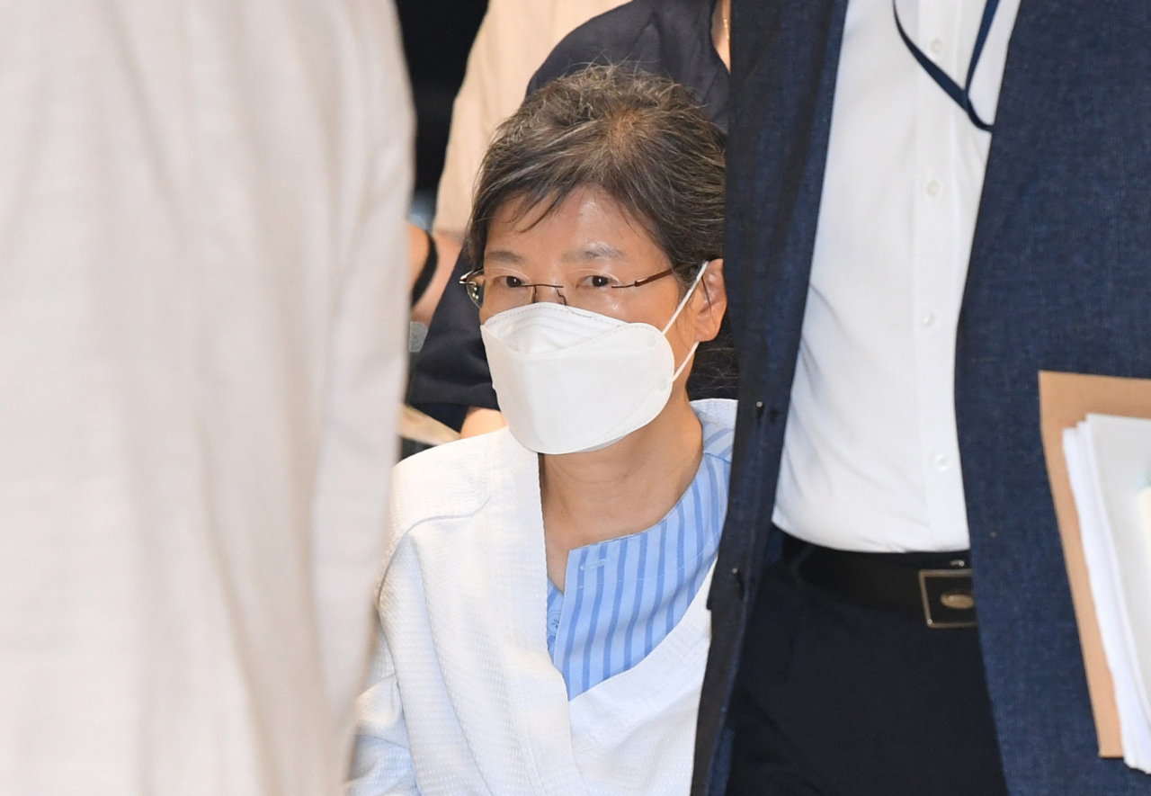 국정농단 사건 등으로 유죄 확정을 받아 수감 중인 박근혜 전 대통령이 특별사면으로 풀려난다. 2017년 3월 31일 구속된 이후 4년 9개월 만이다. [연합]