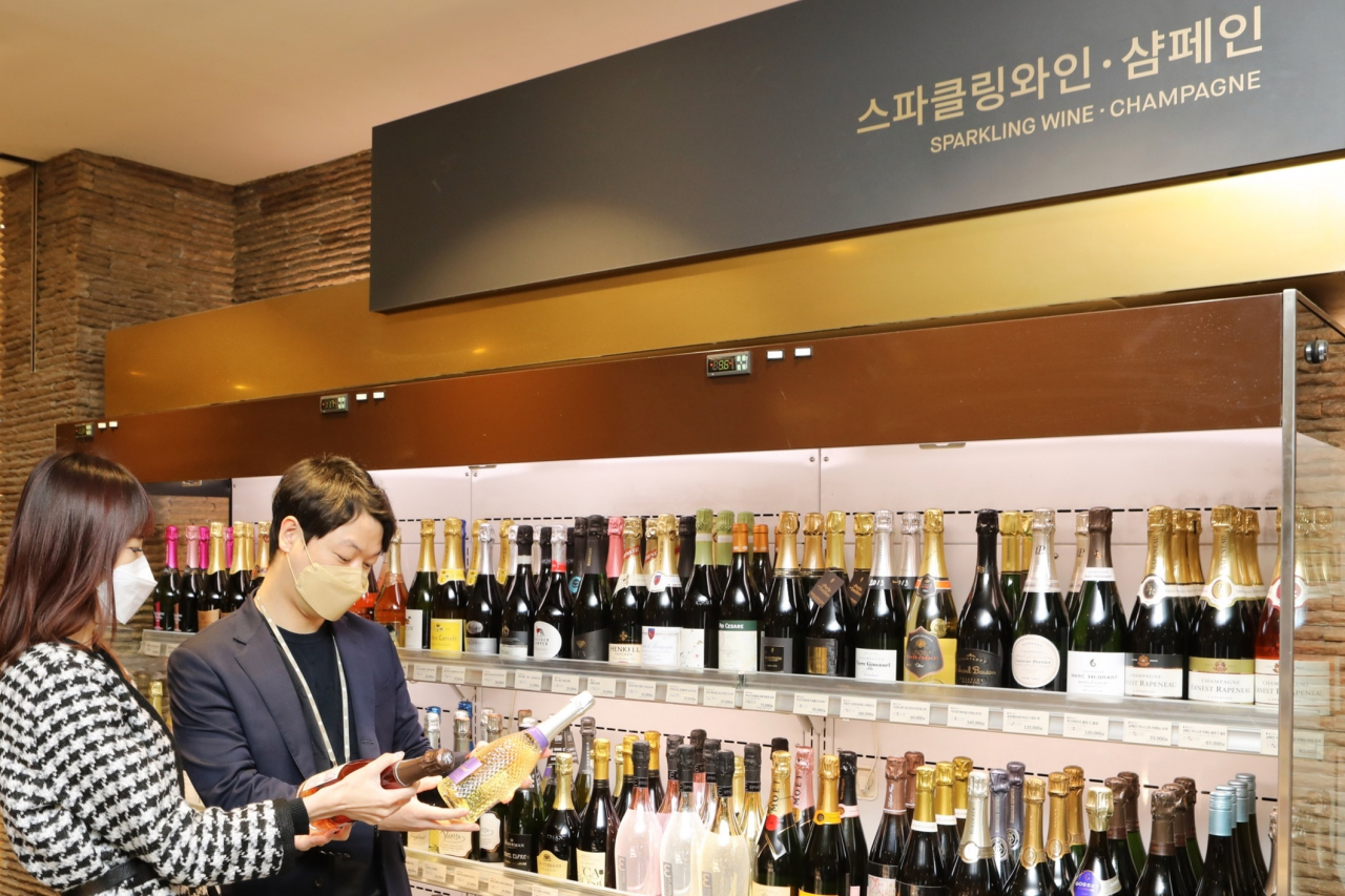 경민석 롯데백화점 와인 마스터가 본점 와인 매장에서 와인을 추천하고 있다.[롯데백화점 제공]
