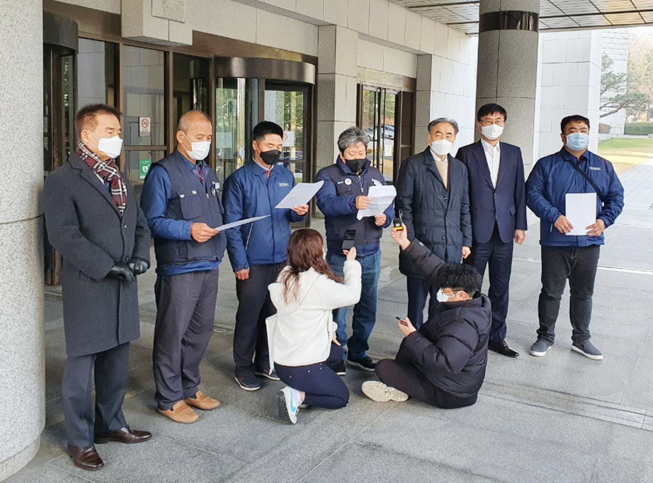 현대중공업 노조 측이 지난 16일 대법 앞에서 통상임금 판결에 환영하는 기자회견을 열고 있다. 대법은 이날 노조 승소 취지로 판결했다. [연합]
