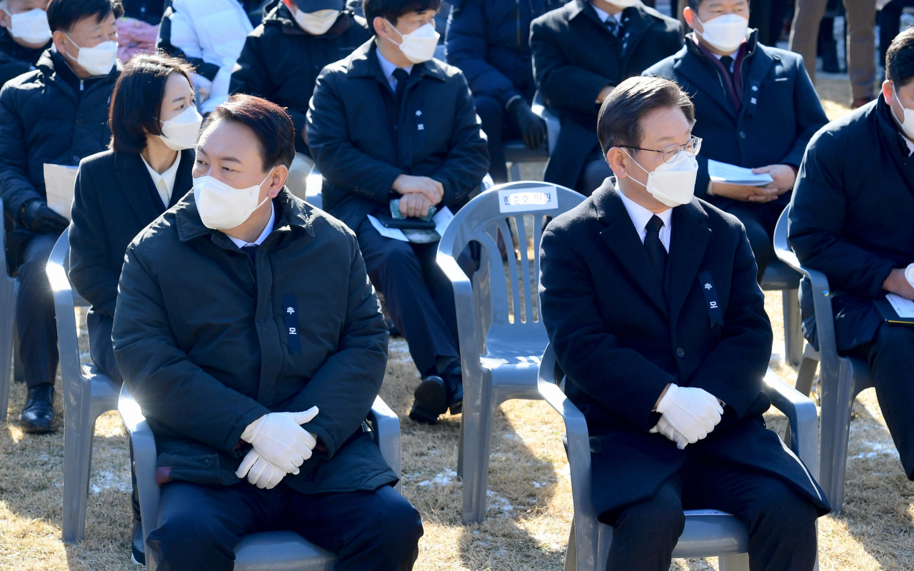 더불어민주당 이재명(오른쪽) 대선후보와 국민의힘 윤석열 대선후보가 지난 19일 서울 용산구 효창공원에서 엄수된 매헌 윤봉길 의사 순국 89주기 추모식에서 황기철 국가보훈처장의 추모사를 듣고 있다. [연합]