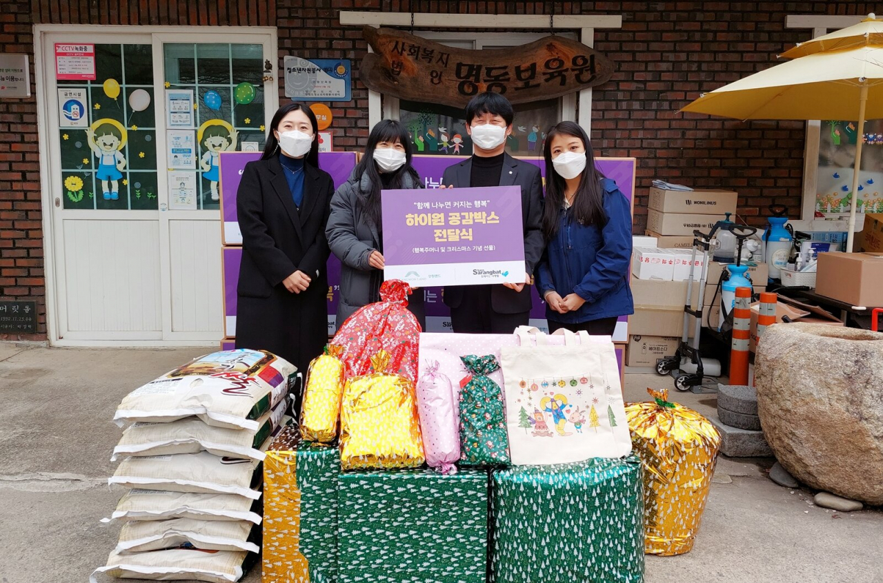 “오늘은 나도 산타” 퇴근후 선물꾸러미를 제작한 강원랜드 직원들이 명동보육원에 성탄선물을 전하고 있다.