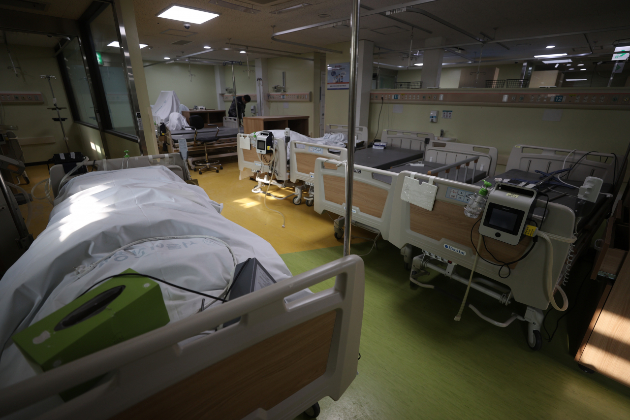 수도권 중증병상 가동률이 85.1%를 기록한 23일 오전 코로나19 거점전담병원으로 지정된 서울 광진구 혜민병원에서 공사 관계자들이 중환자실을 음압병동으로 바꾸는 작업을 하고 있다. [연합]