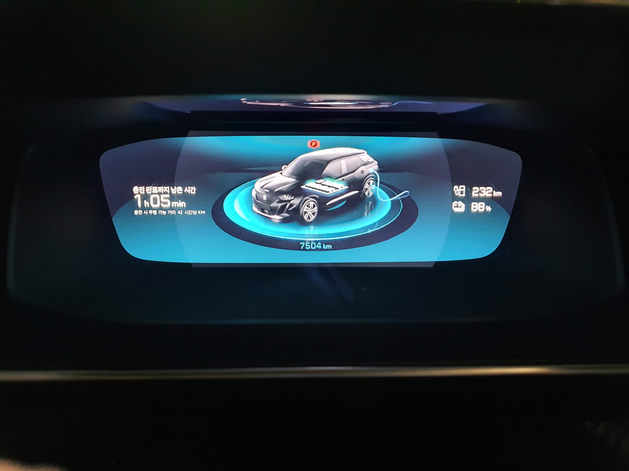 푸조 e-2008 SUV 충전 중 클러스터 모습.[원호연 기자]