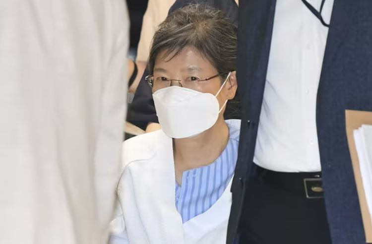 지난 7월 20일 서울구치소에 수감 중인 박근혜 전 대통령이 지병 치료차 입원하기 위해 서울 서초구 서울성모병원으로 들어서고 있는 모습. [연합]