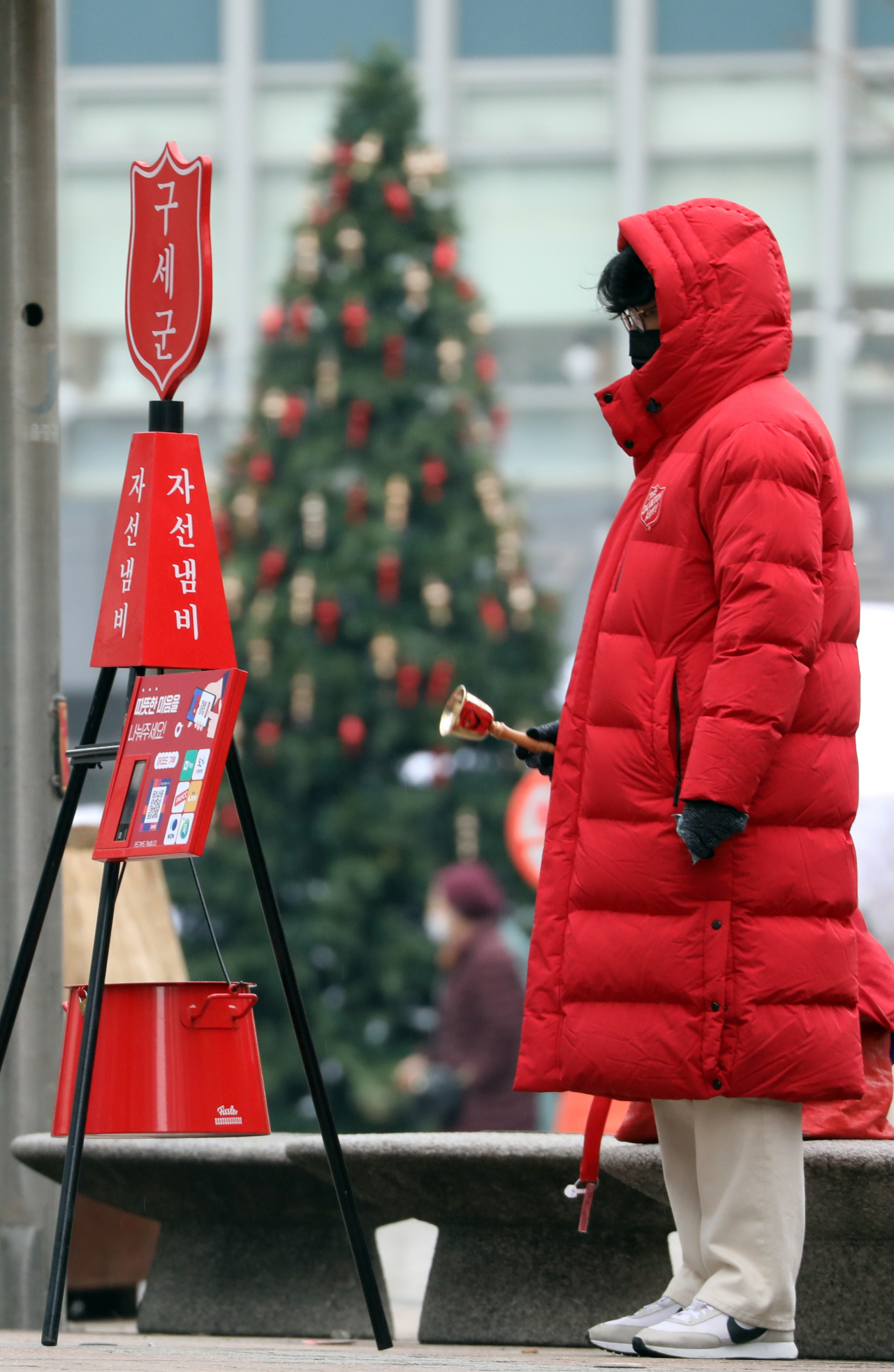 성탄절 전날인 24일 명동에서 구세군이 자선냄비 모금활동을 하고 있다. 기상청은 이날 오후 9시를 기해 서울 전역에 한파경보를 발효한다고 밝혔다. [연합]