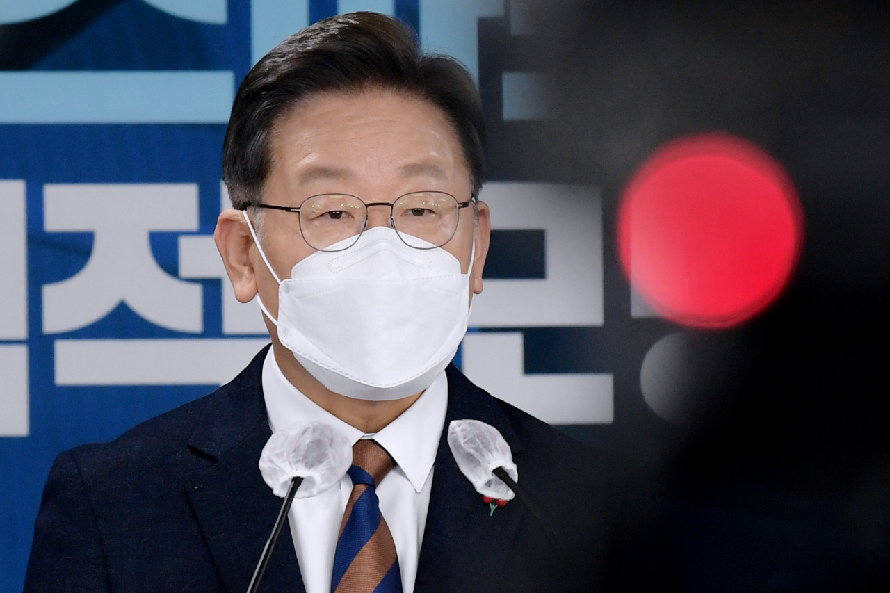 더불어민주당 이재명 대선 후보가 24일 오후 서울 여의도 중앙당사에서 '스마트강군, 선택적 모병제' 공약 발표를 하고 있다. 연합뉴스