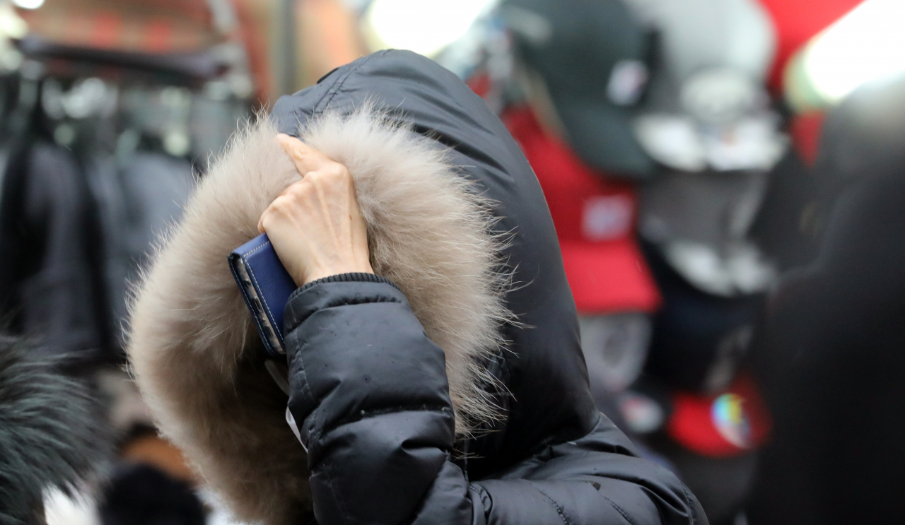 성탄절 전날인 24일 명동에서 한 시민이 모자를 쓰고 걸어가고 있다. 기상청은 이날 오후 9시를 기해 서울 전역에 한파경보를 발효한다고 밝혔다. [연합]