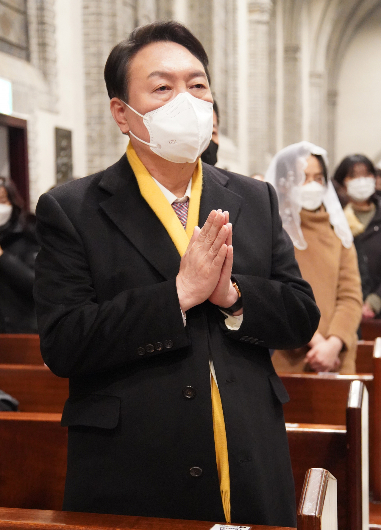 [사진=국민의힘 윤석열 대선후보가 25일 서울시 명동성당에서 자정미사를 드리고 있다.][연합]