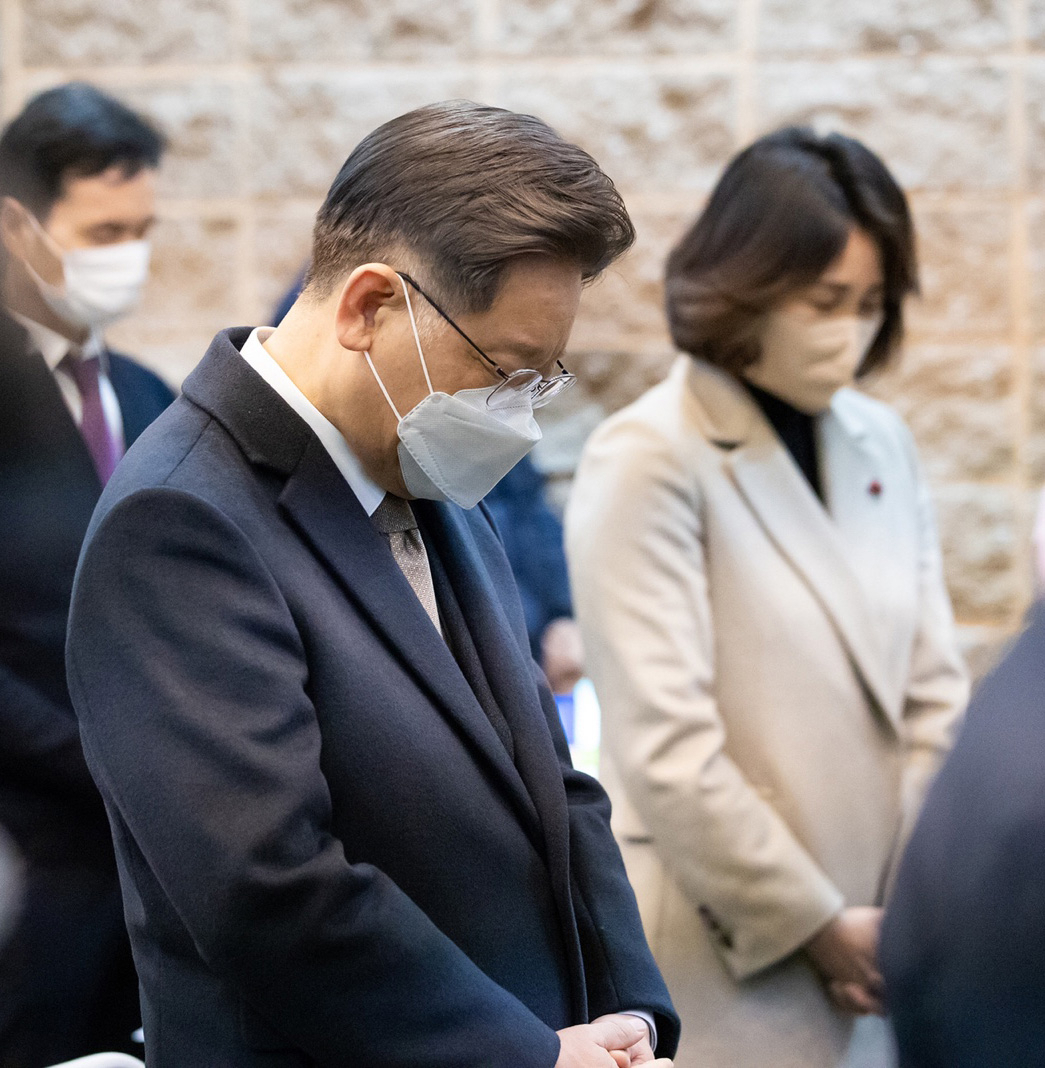 [사진=더불어민주당 이재명 대선후보와 부인 김혜경 씨가 성탄절인 25일 서울시 영등포구 광야교회에서 예배를 드리고 있다.][연합]