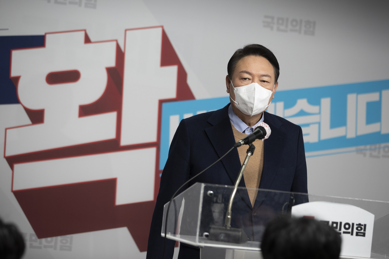 더불어민주당은 26일 윤석열 국민의힘 대선후보가 TV 토론에 부정적 인식을 드러낸 데 대해 유감을 표하고 토론을 회피한다고 비판했다. [연합]