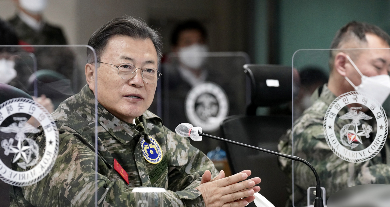 문재인 대통령은 경항모 사업과 관련 대북억지력만이 아닌 큰 시각에서 바라볼 것을 주문했다고 박수현 청와대 국민소통수석이 26일 자신의 SNS에 올린 글을 통해 전했다. 문 대통령이 23일 서해 백령도 해병대 제6여단을 방문해 장병들을 격려하고 있다. [연합]