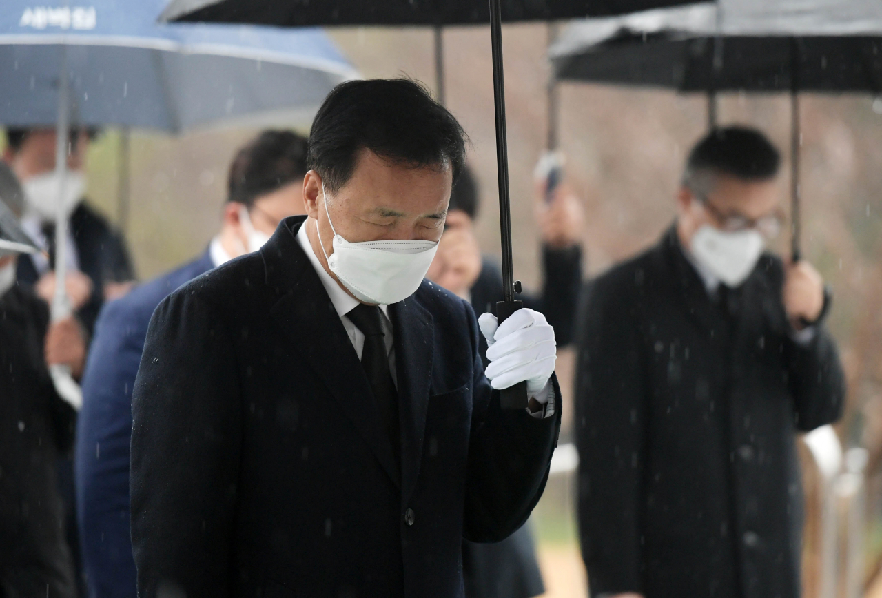[사진=손학규 전 바른미래당 대표가 서울 동작구 국립서울현충원에서 분향한 뒤 묵념하고 있다.][연합]