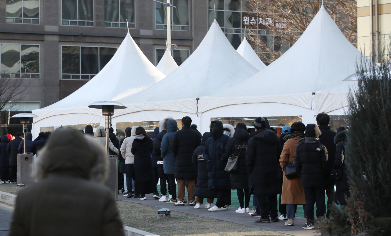 26일 서울 송파구 보건소 선별진료소에서 시민들이 검사를 기다리고 있는 모습. [연합]