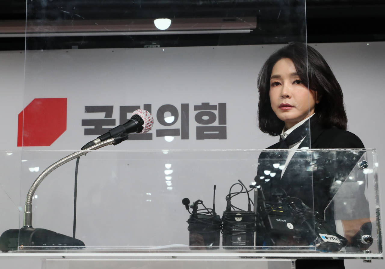 윤석열 국민의힘 대선 후보 부인 김건희 코바나컨텐츠 대표가 26일 오후 서울 여의도 국민의힘 당사에서 자신의 허위 이력 의혹과 관련해 입장문 발표를 위해 단상에 오르고 있다. [연합]