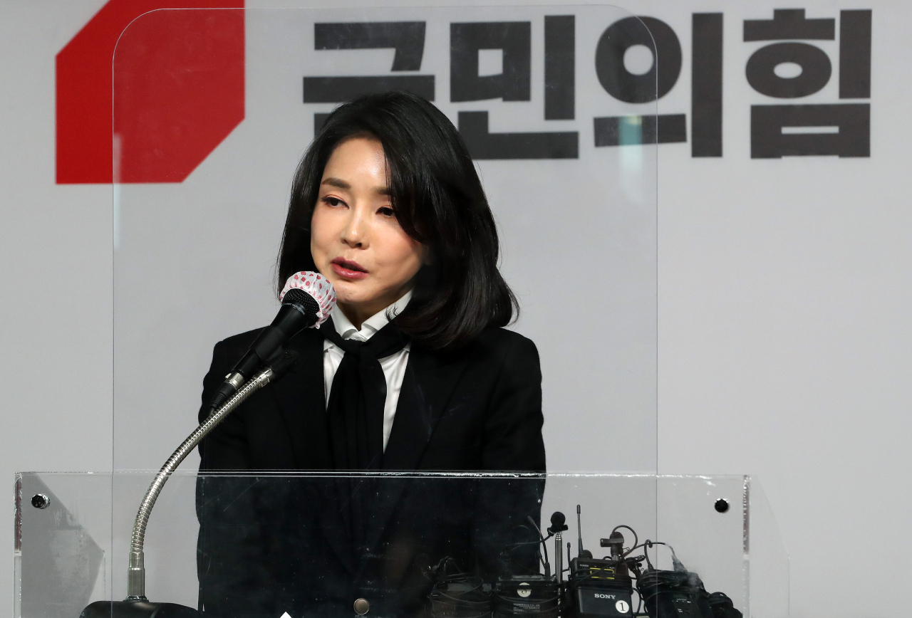 국민의힘 윤석열 대선 후보 부인 김건희 코바나컨텐츠 대표가 26일 오후 서울 여의도 국민의힘 당사에서 자신의 허위 이력 의혹과 관련해 입장문 발표를 하고 있다. 연합뉴스