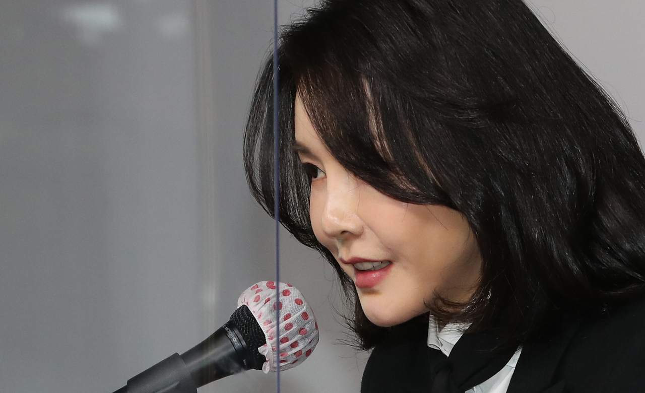 국민의힘 윤석열 대선 후보 부인 김건희 코바나컨텐츠 대표가 26일 오후 서울 여의도 국민의힘 당사에서 자신의 허위 이력 의혹과 관련해 입장문 발표를 하고 있다. [연합]