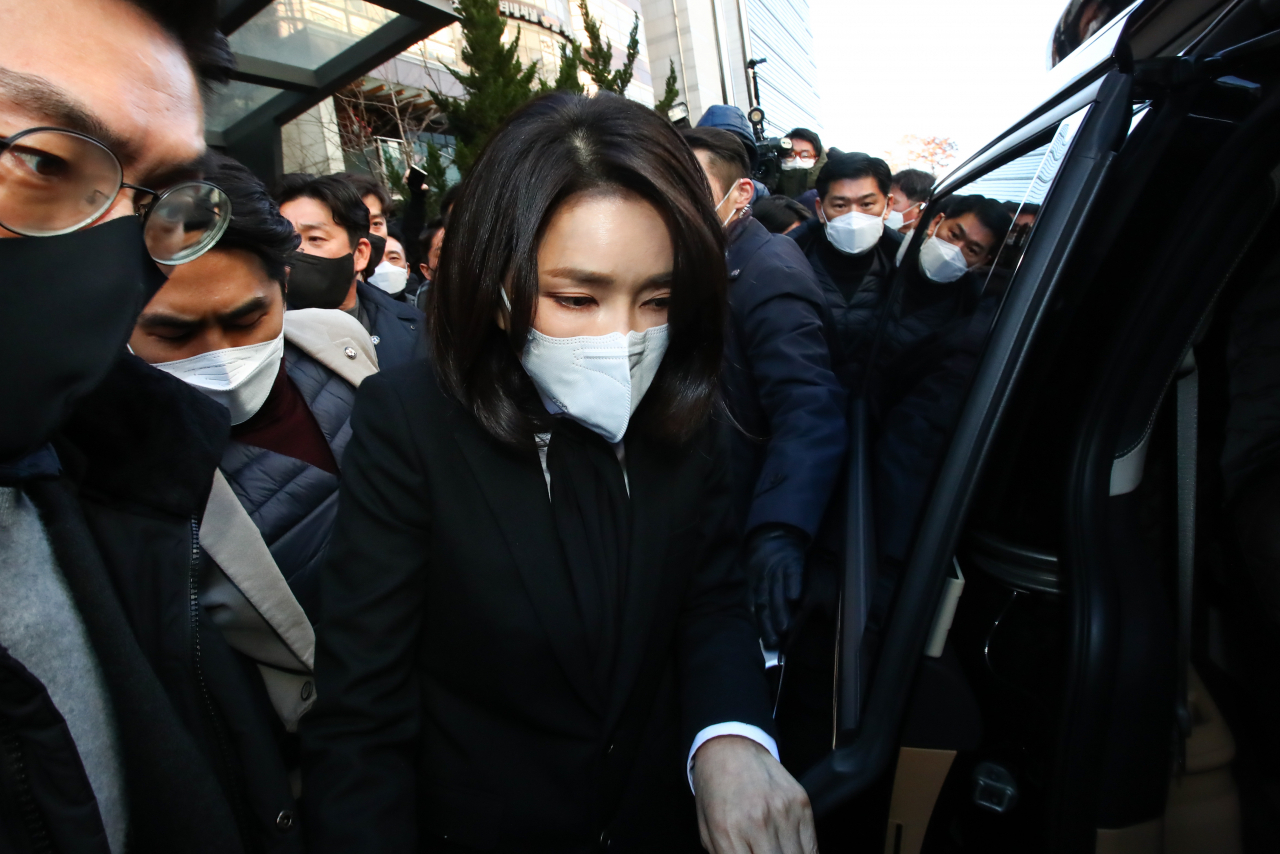 윤석열 국민의힘 대선 후보 부인 김건희 코바나컨텐츠 대표가 26일 오후 서울 여의도 국민의힘 당사에서 자신의 허위 이력 의혹과 관련해 입장문 발표를 마친 뒤 당사를 나서고 있다. [연합]