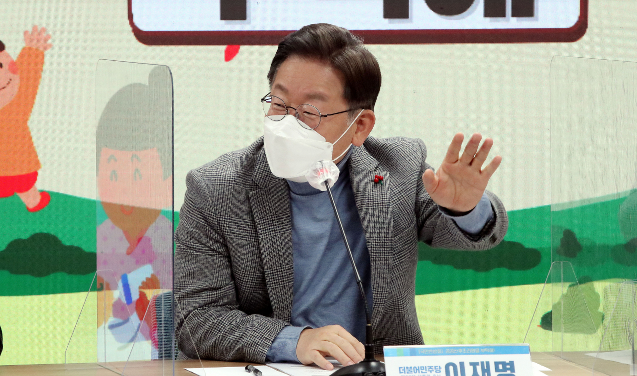 [사진=더불어민주당 이재명 대선 후보가 26일 오후 서울 여의도 더불어민주당 중앙당사에서 '공공산후조리원을 부탁해'라는 주제로 열린 국민반상회에서 참석자들과 인사를 나누고 있다.][연합]