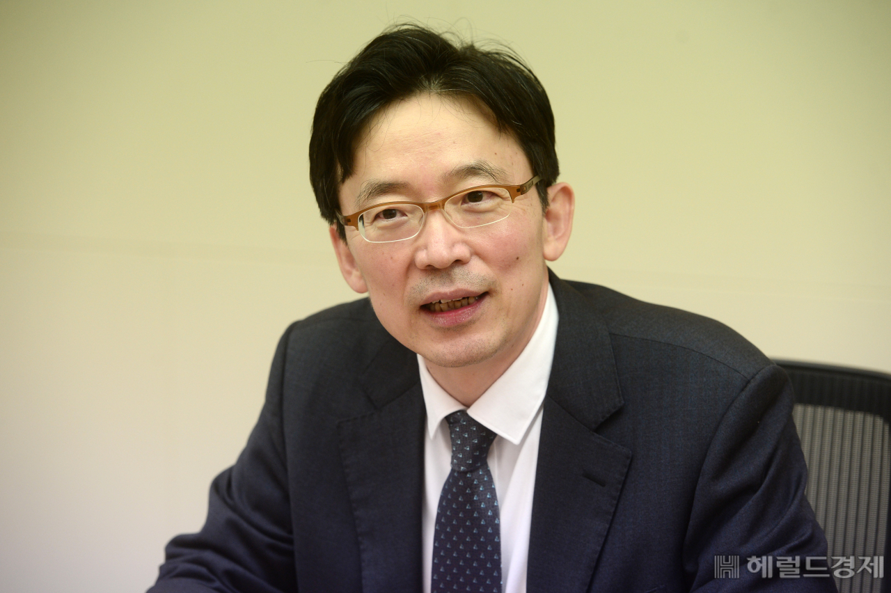 이인석 법무법인 광장 변호사가 13일 서울 중구 사무실에서 본지와 인터뷰 하고 있다. 박해묵 기자.