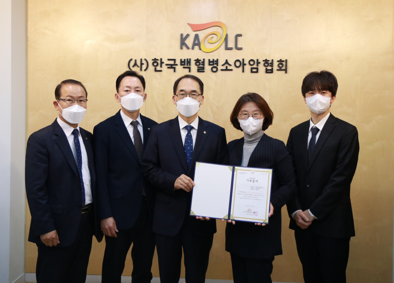 신협중앙회는 지난 20일 한국백혈병소아암협회에서 ‘신협 어부바 헌혈 캠페인’을 통해 마련한 헌혈증서 2000매와 후원금 500만원을 전달했다. 사진은 왼쪽부터 박찬길 신협사회공헌재단 팀장, 이경범 신협사회공헌재단 사무국장, 김성주 신협행복나눔부문장, 허인영 한국백혈병소아암협회 사무총장, 서용화 한국백혈병소아암협회 팀장.[신협중앙회 제공]