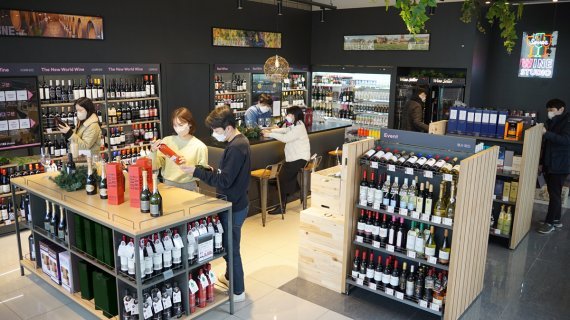 서울 강남구에 위치한 KT강남점에 와인 전문 콘셉트 숍 '와인스튜디오' 모습 [세븐일레븐]