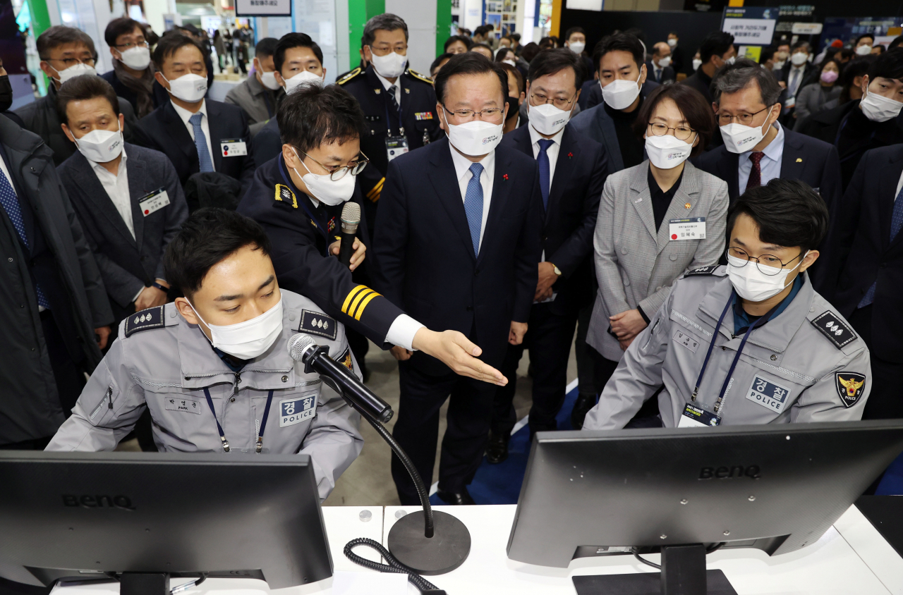 김부겸 국무총리가 지난 22일 경기 고양시 일산서구 킨텍스에서 열린 ‘2021 대한민국 과학기술대전’ 개막식에서 ‘보이는 112’ 긴급신고시스템을 살펴보고 있다. [연합]