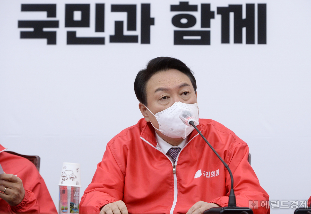 윤석열 국민의힘 대선후보가 27일 서울 여의도 국회에서 열린 중앙선거대책위원회에서 발언을 하고 있다. 이상섭 기자