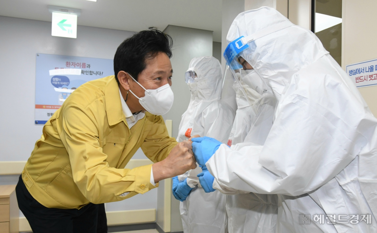 27일 오전 9시 서울 광진구 혜민병원을 찾은 오세훈 시장이 의료진과 눈을 맞추며 주먹인사를 하고 있다. 오세훈 시장은 이날 혜민병원을 찾아 코로나 19 확산을 최일선에서 저지하기 위해 노력하는 혜민병원의 실태를 돌아보고 의료진들에게 힘들지만 조금 더 힘을 내 달라고 당부했다. [서울시]