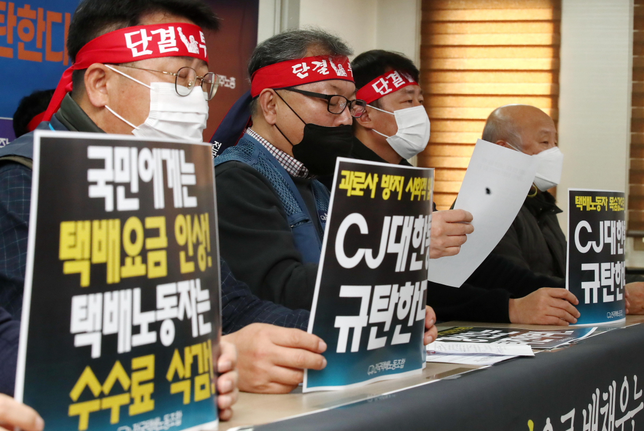 오는 28일 전국택배노조 CJ대한통운본부는 총파업에 돌입하기로 했다. 23일 오후 서울 중구 민주노총에서 열린 'CJ대한통운 총파업 찬반투표 결과 및 향후 계획 발표' 기자회견에서 진경호 전국택배노조 위원장(왼쪽 두번째)이 투표결과를 발표하고 있다. [연합뉴스]