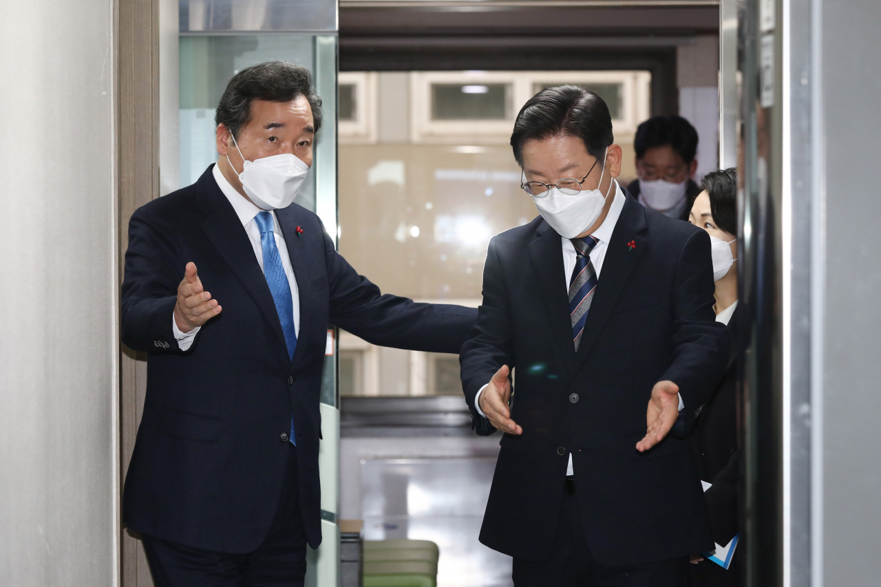 이재명 더불어민주당 대선후보(오른쪽)와 이낙연 공동위원장이 27일 오전 서울 여의도 당사에서 열린 국가비전·국민통합위원회 출범식에 참석하고 있다. [이상섭 기자]