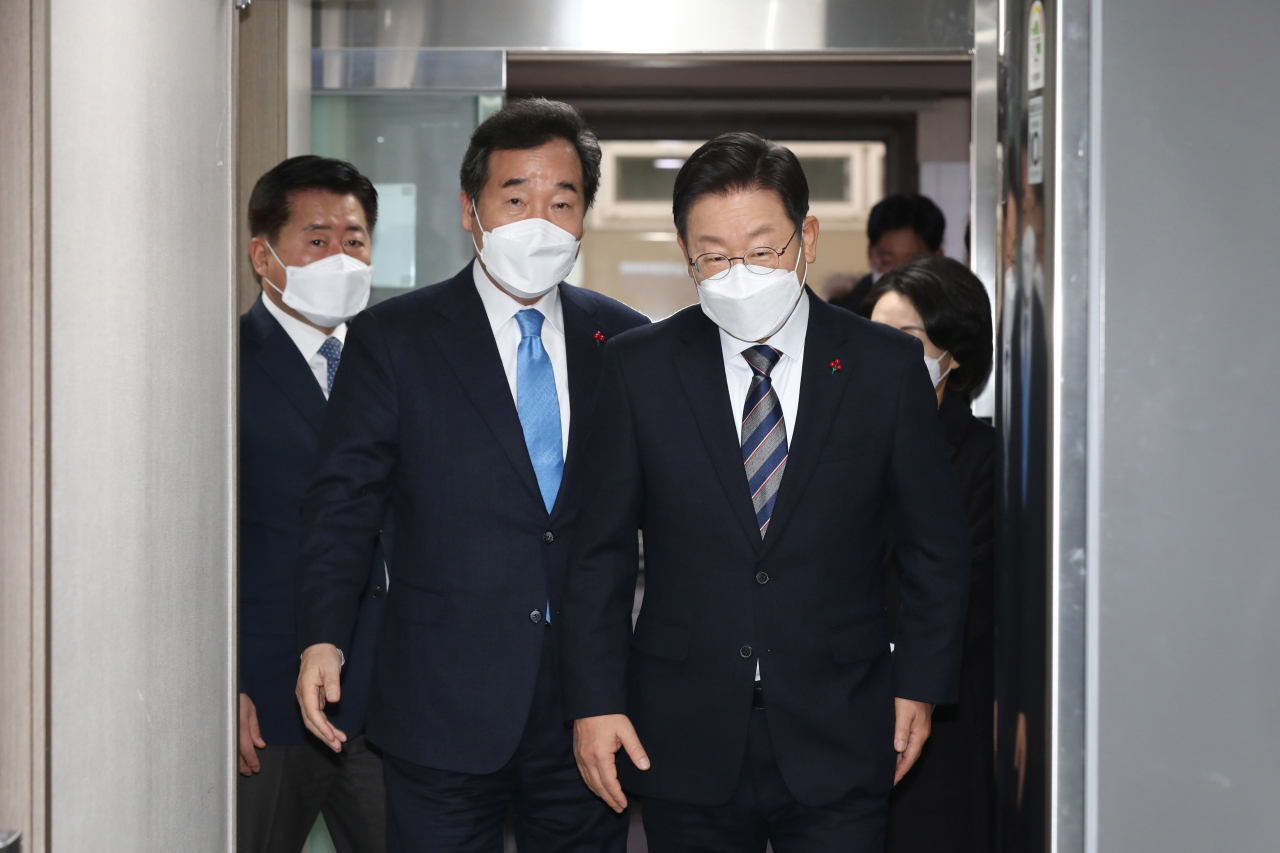 이재명 더불어민주당 대선후보(오른쪽)와 이낙연 공동위원장이 27일 오전 서울 여의도 당사에서 열린 국가비전·국민통합위원회 출범식에 참석하고 있다. [이상섭 기자]