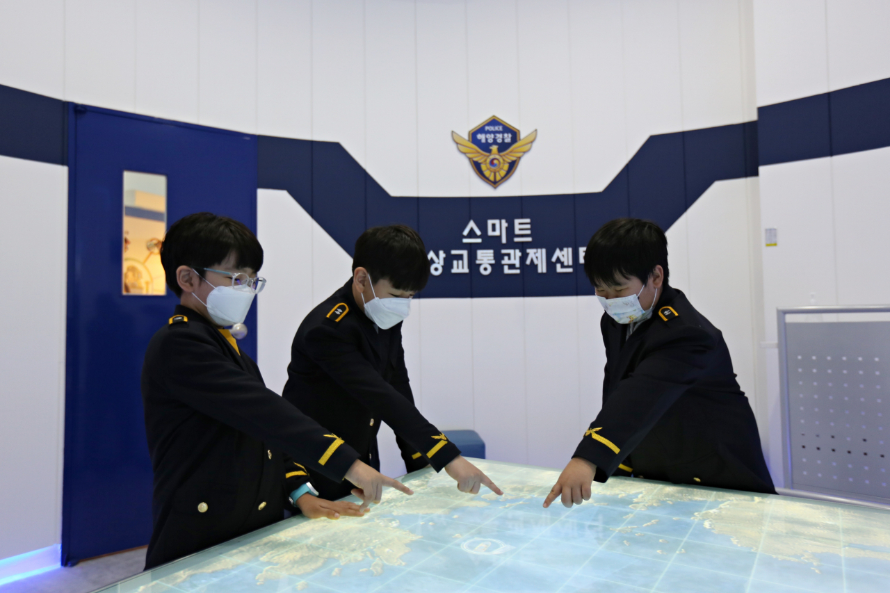 해양경찰청은 어린이 직업체험관 한국잡월드에 ‘스마트 해상교통관세센터’ 체험관을 열었다고 27일 밝혔다. [해양경찰청 제공]