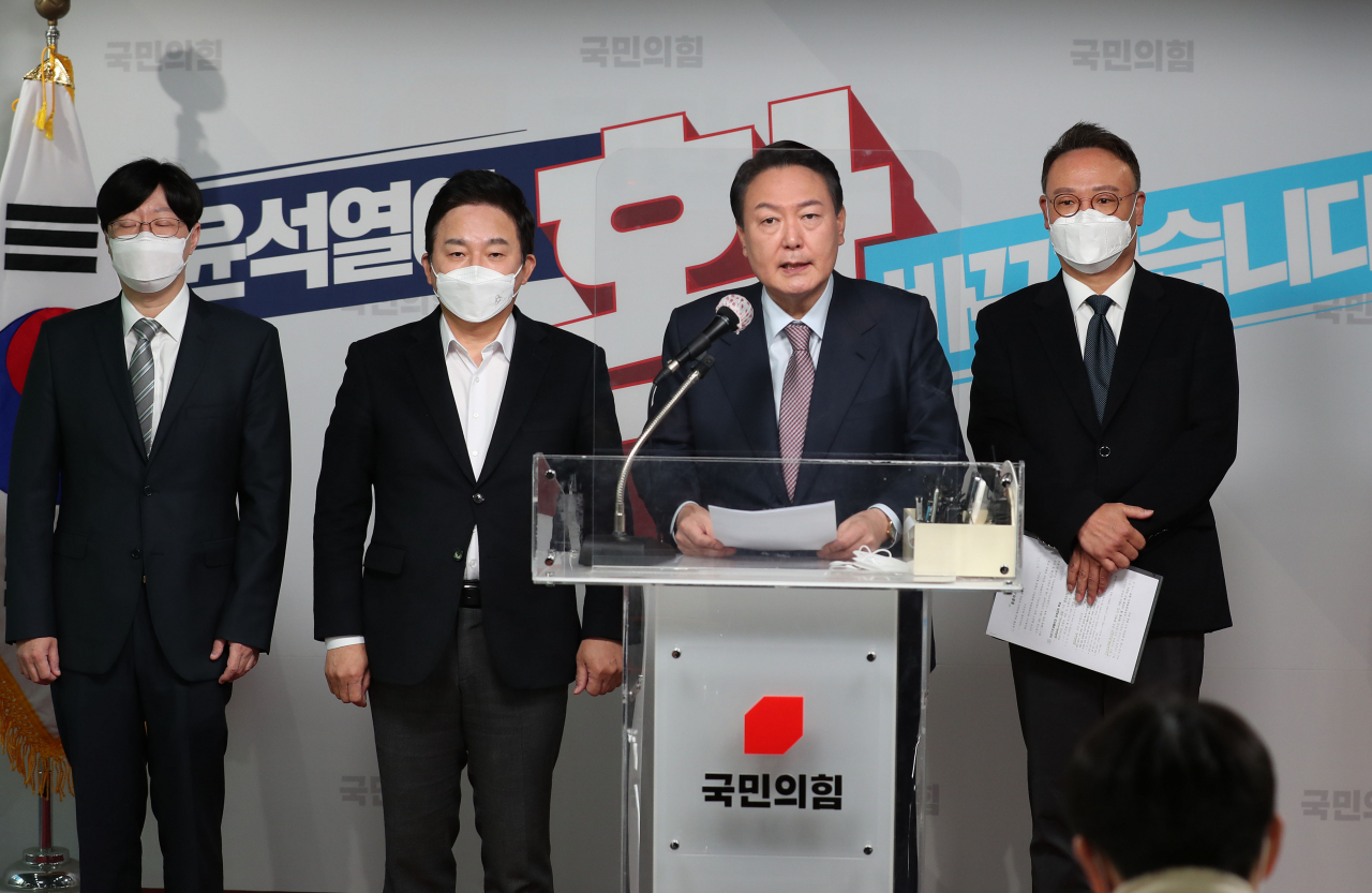 윤석열 국민의힘 대선후보와 정책총괄본부단이 26일 오전 서울 여의도 당사에서 '상식 회복 공약-성장과 복지의 선순환' 관련 기자회견을 하고 있다. [국회사진기자단]