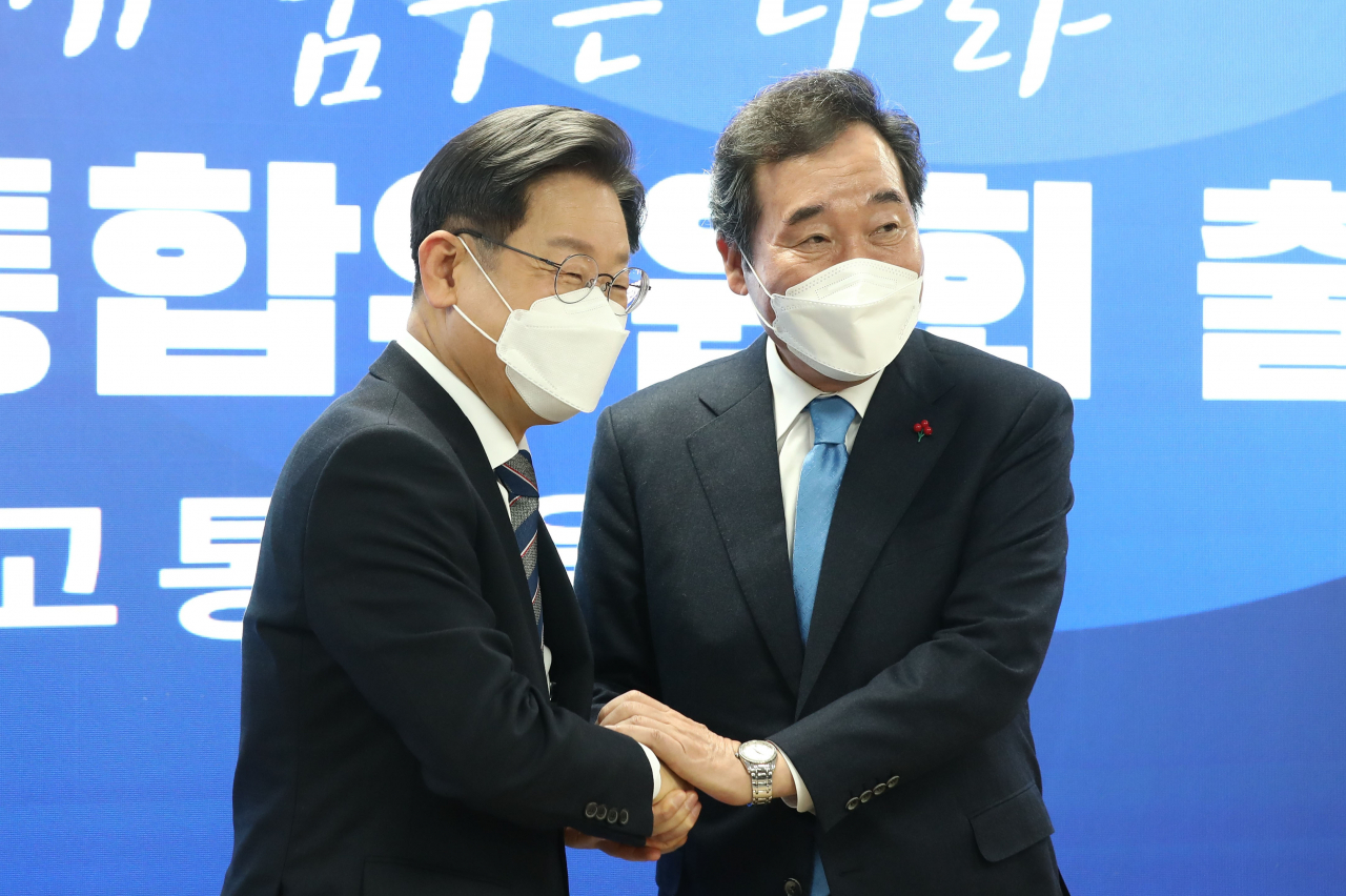 이재명 더불어민주당 대선후보(왼쪽)와 이낙연 전 대표. [연합]