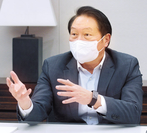 최태원 대한상공회의소 회장이 송년 기자간담회에서 질문에 답하고 있다. [대한상공회의소 제공]