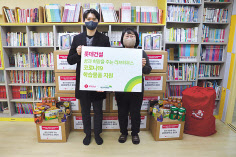 롯데건설 ESG팀 직원(왼쪽)과 꿈나래 지역아동센터 김명화 센터장(오른쪽)이 함께 기념촬영을 하고 있다. [롯데건설 제공]