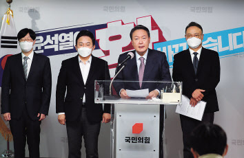 윤석열 국민의힘 대선후보와 정책총괄본부단이 26일 오전 서울 여의도 당사에서 ‘상식 회복 공약-성장과 복지의 선순환’ 관련 기자회견을 하고 있다. [국회사진기자단]