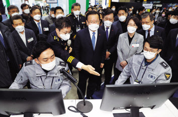 김부겸 국무총리가 지난 22일 경기 고양시 일산서구 킨텍스에서 열린 ‘2021 대한민국 과학기술대전’개막식에서 ‘보이는 112’긴급신고시스템을 살펴보고 있다. [연합]